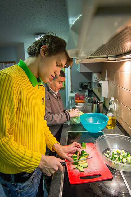 Zwei Bewohner bei der Zubereitung von Salat