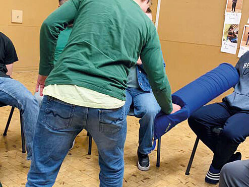 Ein junger Mann lernt zu kämpfen